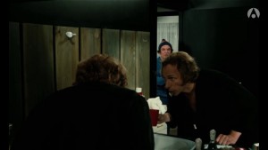 Le grand blond avec une chaussure noire