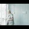 Une femme sur le toit